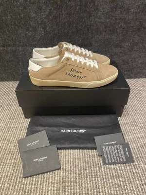 Saint Laurent skor (nya) - Hej, säljer nu dessa svin snygga ysl skor. Skorna är i nytt skick!  Begränsat antal boxar och dustbag. Hör av dig vid frågor. Size 41 passar 42!