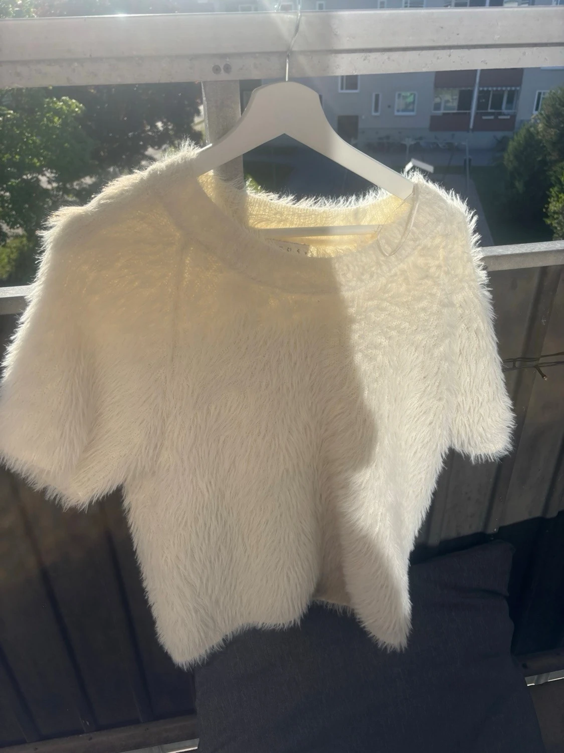 Vit fluffig stickad tröja från Wera
