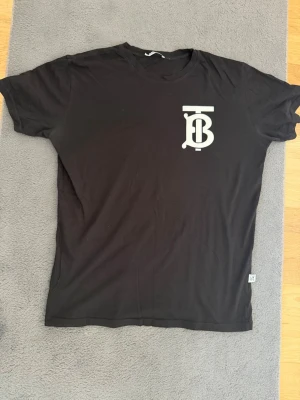 BRB T-shirt - Använd ganska mycket säljer för rensar garderoben. Kolla in kontot så kan ni få bundel om ni köper fler