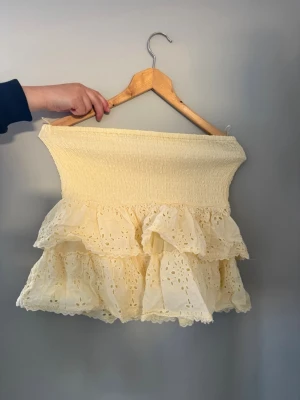 Gul volangkjol från Gina - Gul fin volangkjol med hög smockad midja från Ginatricot!💛 Använd max 3 gånger! 