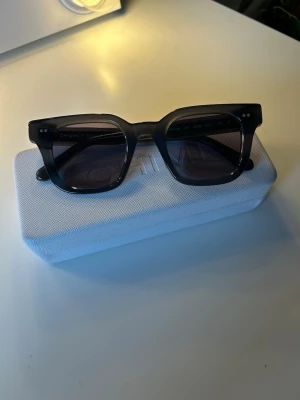 Chimi dark grey 04 - Säljer mina 04 Chimis i dark grey, superfint skick inte en enda repa. Köpta för länge sedan så säljer då den inte kommer till användning så ofta💕pris kan diskuteras