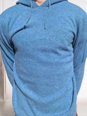 100% Merinoull Hoodie - Hej! Säljer en mycket fin blå stickad hoodie i 100% Högkvalitets Merinoull. Bra passform och oerhört skönt material. 10/10 skick, helt ny. Pris ej hugget i sten!