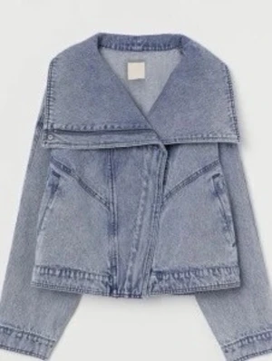 H&M jeansjacka - Superfint skick då jag aldrig använt den, den är i XS men är oversized i modellen så skulle säga som en S