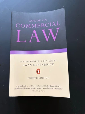 Goode on Commercial Law, 4th Edition - Goode on Commercial Law, fjärde upplagan, redigerad av Ewan McKendrick. Boken har svart och beige omslag med lila text och detaljer. Perfekt för juridikstudenter och alla som pluggar affärsjuridik. Tryckt i mjukpärm och omfattar viktiga delar av kommersiell rätt.
