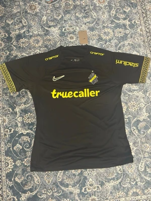 AIK Fotbollströja  - Helt ny, aldrig använd. Skriv om du vill ha fler bilder eller om du har frågor. 