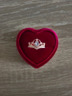 Roséguldfärgad tiararingar med sten - 2st ringar i storlek 18,5mm, guldfärgad.
