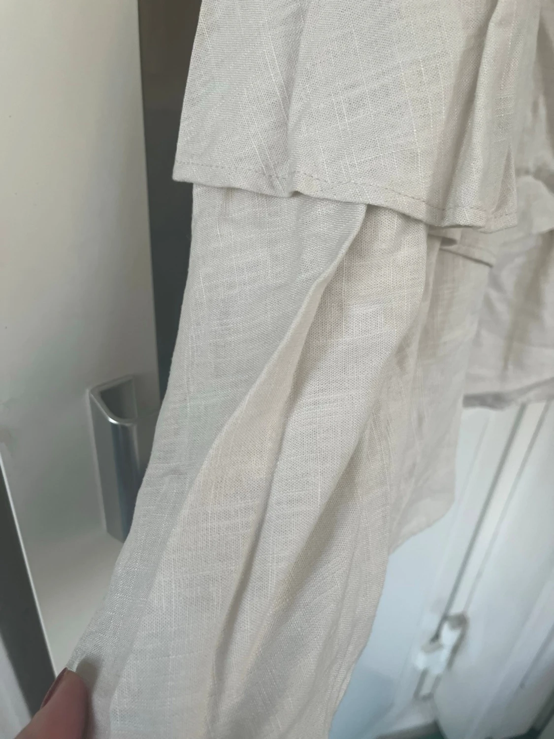 Beige volangklänning med puffärm - 5