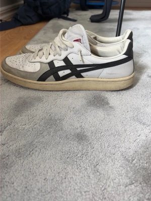 Vita och svarta Onitsuka Tiger sneakers - Svartvita Onitsuka Tiger sneakers. Aningen slitna