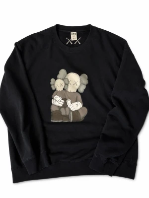 Svart Uniqlo KAWS Tröja - Svart KAWS tröja i storlek M. Köpt på Uniqlo i Göteborg. Den är använd men har inga deffekter. Priset kan diskuteras!