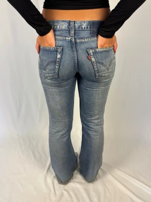 Levi’s Jeans - Lågmidjade Levi‘s jeans | Size: 28/34 | Okej skick, slitna benslut och litet hål skrev (bild 6 och 7) kan lagas av skräddare för 100kr extra. | Modellen på bilderna är 168cm lång och väger 60kg | Mått: Ytterbenslängd: 100cm. Midjebredd: 40cm. Lårbredd: 27cm. Fotöppning: 23cm. Kontakta mig vid fler frågor eller funderingar!