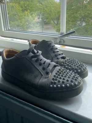 Louboutin  - Säljer ett par Loubs för endast 699kr🙌 skick 6/10.   Pris kan prutas vid snabb affär🤗