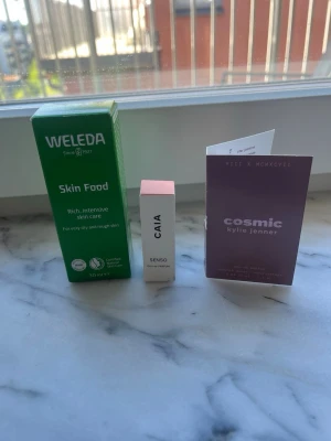 Weleda skin food + parfymprover - Bundle med Weleda skin food och parfymprover Caia och Kylie Jenner.