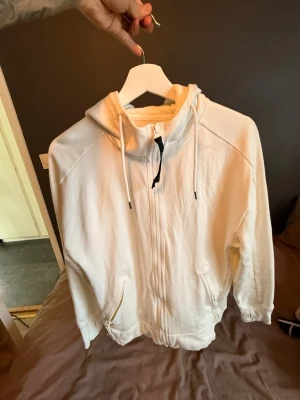 Vit hoodie med glasögon på huvan - Säljer en snygg cp comapny zip hoodie. Perfekt nu till sommaren. Storleken är S men skulle säga att passformen är som XS eller om man är liten i S. Använd ett fåtal gånger. Köpt på SeasonMan i Jönköping.