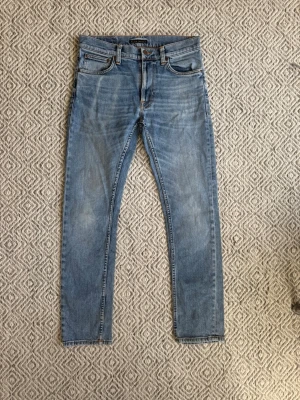 Nudie jeans - Nudie jeans - Modell: Lean Dean - Storlek: W29/L30 - skick: 9/10 - Nypris runt 2000kr Bara att höra av sig vid minsta fundering!🤩