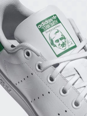 Adidas Stan Smith vita sneakers - Säljer ett par klassiska och tidlösa Adidas Stan Smith i vitt med gröna detaljer. En av Adidas mest populära modeller som aldrig går ur stil och passar till allt – jeans, kjol, klänning eller träningskläder.   Stilrena och lättmatchade. Bekväma att använda till vardags Äkta Adidas Stan Smith  Storlek 38 Skorna är i ett super skick, nya sko snören och är nästan som nya  📸 Fler bilder kan skickas då det är produkt bilder och ej mina.