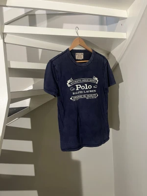 Vintage Polo Ralph Lauren t-shirt - Riktig snygg vintage t-shirt från Polo Ralph lauren. Perfekt nu när sommaren är rund hörnet för den som vill ha en avslappnad och stilren look. Pris ej hugget i sten