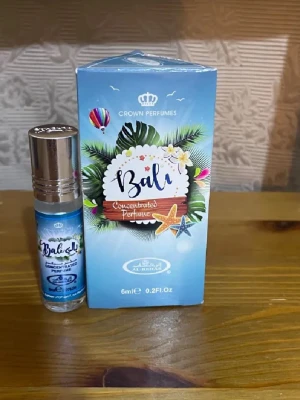 Bali parfymolja från Al-Rehab - Fräsch parfymolja från Al-Rehab i doften Bali. Flaskan är liten och smidig med silverfärgat lock och blå etikett. Förpackningen är blå med tropiska motiv som palmblad och stjärnformad snäcka. Innehåller 6 ml koncentrerad parfym.