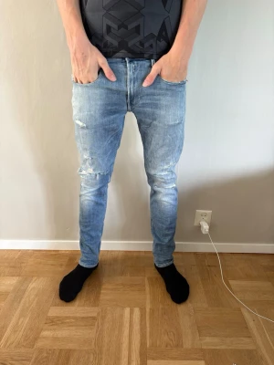 Replay anbass med slitningar - Säljer nu ett par sjukt feta sällsynta replay Anbass med slitningar. Mycket fint skick. Storlek w32 l32. Jag på bilden är 185cm lång. Hör av er vid frågor eller funderingar!✌️🙌
