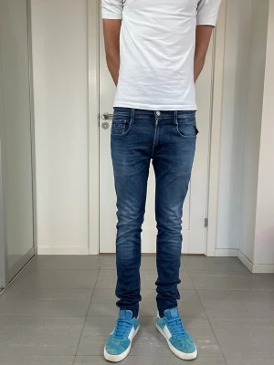 Replay Anbass Hyperflex Jeans  - Säljer nu dessa Replay Anbass Hyperflex Jeans, Mått: ca 37,5-38 o 108 cm. skriv för fler bilder/frågor🙌🏼