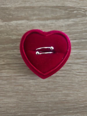 Snygg silverfärgad ring - ring i storlek 17,7mm, silverfärgad. 