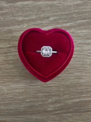 Silverfärgad ring med gnistrande stenar - ring i storlek 18,1mm, silverfärgad. 