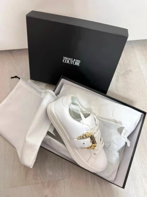Vita Versace Jeans Couture sneakers - Snygga sneakers från Versace. Helt nya och oanvända.