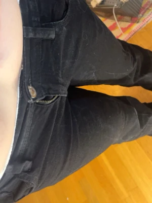 lågmidjade jeans - ett par svarta bootcut lågmidjade helt nya aldrig använt bara för bilderna hit. inga märken eller så bara lite damm i sista bilden storlek 40 men dem är stretchiga skulle jag säga 