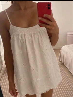 Mini klänning - Säljer denna super söta mini klänningen från Zara i storlek xs. Jag köpte den på Vinted men säljer den nu då den aldrig kom till användning. Den hade inbyggda shorts under men tjejen jag köpte den av klippte bort de, fast det syns inte!!💕💕