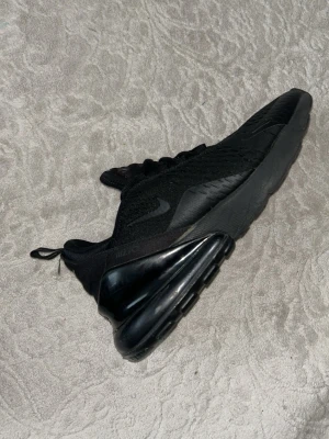 Nike Air Max 270 helsvarta sneakers - Säljer ett par helsvarta Nike Air Max 270 men utan box 