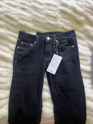 Mörkblå jeans  - Säljer dessa mörkblåa boocut jeans från weekday i storlek 27w/32L. Dessa är aldrig använda och har fortfarande lappen kvar.💓