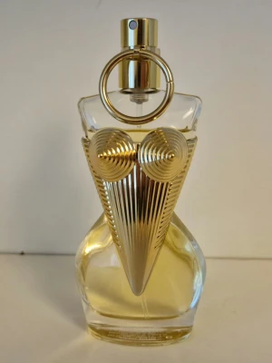 Jean Paul Gaultier - Gaultier Divine EdP 50ml - Köpt på Parfym.se för några veckor sedan. Har tyvärr slängt kartongen. Säljer då det inte är min typ av parfym.  Toppnoter: Calypsone, Bergamot, Red Berries Hjärtnoter: Lily, Ylang-Ylang, Jasmine Basnoter: Meringue, Musk, Patchouli  Läs mer om doften här: https://www.fragrantica.com/perfume/Jean-Paul-Gaultier/Gaultier-Divine-83889.html  Packar alltid väl för att varan ska komma fram till dig säkert. Skickar 1-2 dagar i veckan.