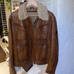 Unik Belstaff Vintagejacka  - Vintage läderjacka från Belstaffs ikoniska Black Prince linje. Jättefint bevarat skick och ej använd senaste 20 åren. Den har innerjacka som är avtagbar med dragkedja i mjuk och skön fur. Läderjacka i snygg cognacfärg. Nypris 25.000 kr idag. Passar till både herr och dam. 