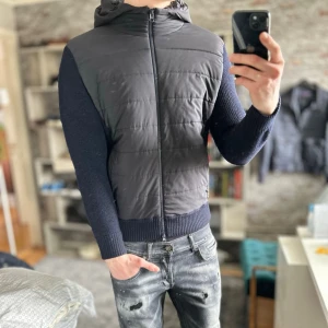 Gran Sasso cardigan - Mycket bra skick, inga defekter! Passar dig som är mellan 170-180cm ungefär. Nypris ca 4000kr. Modellen är 185 cm, 75kg. Passar bra nu till våren! Skriv för mer information!🤝