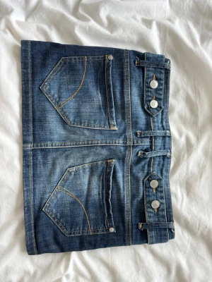 Jättesnygg vintage jeanskjol 💋 - Cool jeanskjol i klassisk blå denim med  knappar och snygga detaljer. De är vintage Gina tricot och har slutat säljas❣️Midjemått 36cm och längd 26,5cm
