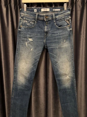 Replay anbass aged 05  - Replay anbass aged 05 - skick 9/10, fint skick! - storlek 30/32, men kan oxå passa w29 - sjukt feta jeans med både snygg wash och snygga slitningar - nypris 2200kr - hör av er vid frågor🙌