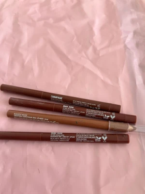 Läppennor i bruna och nude nyanser - Fyra läppennor i olika bruna o nude nyanser ! Mycket kvar i alla ! Alla säljes tillsammans  Liptwister NUDE DUDE 2x CHAMPANGE elf cream glide lip liner BADDEST BEIGE 