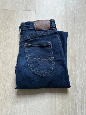 Lee jeans 12-13y - Mörkblå jeans från märket Lee. Storlek 12-13y