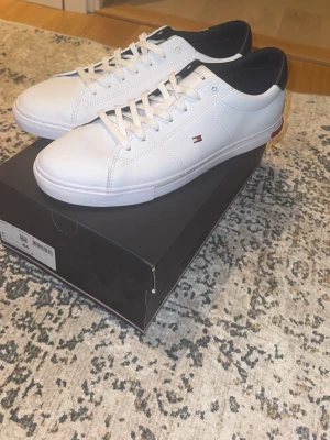Helt nya Tommy Hilfiger skor - Helt nya oanvända fräscha vita sneakers från Tommy Hilfiger. Fick i födelsedagspresent men de passade inte. Ny pris 1000kr+ hör av er vid frågor!