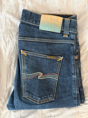 Nudie jeans W31 L34 - Hej! Säljer nu ett par riktigt fina jeans från Nudie Jeans. Modell: Lean Dean  Storlek: W31/L34  Sitter snyggt och är enkla att matcha till allt, oavsett om du kör casual eller lite mer uppklätt.  Hör gärna av dig vid intresse 🙂  Mvh Elias