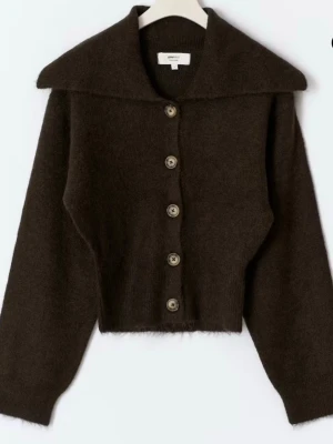 Fin stickadtröja från Ginatricot - Snygg brun stickad tröja från Gina Tricot i mycket bra skick! Endast använd väldigt fåtal gånger🩷