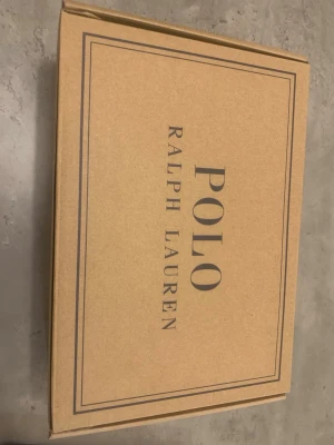 Vita sneakers från Polo Ralph Lauren - Säljer vita sneakers från Polo Ralph Lauren som jag köpte i frankrike, de har en klassisk låg profil och diskret logga på plösen. Skorna har vita snören och ovandel i slätt läder för en clean look. Perfekta för dig som gillar minimalistisk och tidlös design, säljer de billigare än originala priset och har aldrig använt de!