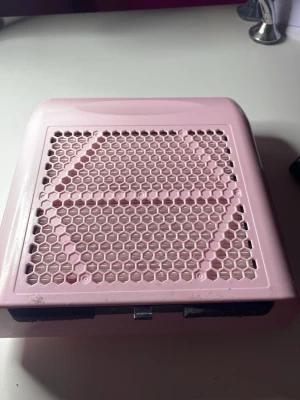 Nagel utsug - Ett rosa praktiskt nagelutsug från MISS FANCY. Köpt för 600kr men denna finns inte kvar på hemsidan utan de har bytt ut den mot en annan. Funkar exakt som när jag köpte den men har synliga repor och färg som ni ser på bilderna. Filtret är väldigt gammalt och har ovskå myvket smutskastar. Trots det fungerar den bättre än många andra utsug jag haft genom åren. Nya filter går att köpa på miss fancys hemsida. Kommer i orginalförpackingen och sladd.