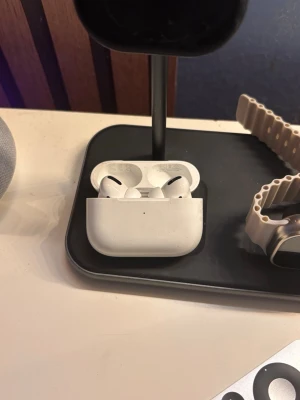 Apple AirPods Pro med laddningsetui - Säljer ett par vita Apple AirPods Pro med trådlöst laddningsetui. Perfekta för musik, samtal och brusreducering. . Dessa AirPods är äkta!!