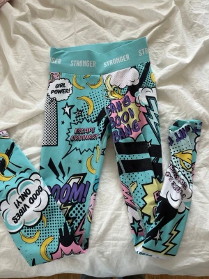 Färgglada leggings från Stronger - jättefina träningsbyxor från stronger i storlek xxs⭐️ jag skulle säga att byxorna passar någon som är ca 150-163cm lång men jag tror de skulle kunna passa någon lite kortare eller lite längre också🌟 pris kan diskuteras 