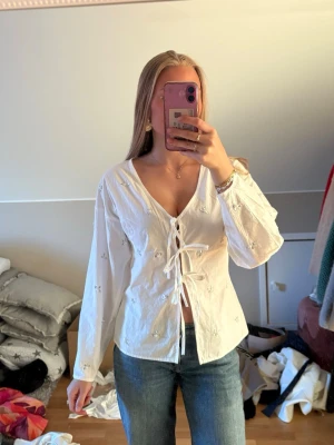 Superfin blus från lindex - Superfin vit blus med inbroderade diamanter. Aldrig använd men har tyvärr inte prislappen kvar💞 Skriv vid eventuella frågor!