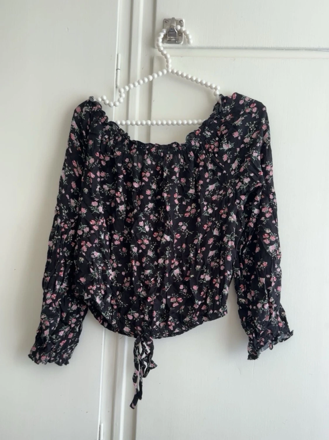 Svart blommig offshoulder-blus - 1