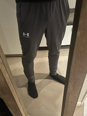 Gråa mjukisbyxor från Under Armour - Säljer ett par gråa mjukisbyxor från Under Armour. Knappt använda, bra skick. Org pris 600kr mitt pris 399kr skriv om du har några frågor💯