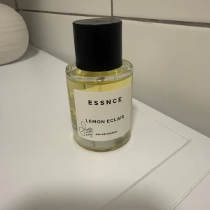 ESSNCE Lemon Eclair Eau de Parfum - Parfym från ESSNCE med doften Lemon Eclair. Slutsåld på hemsidan och säljs inte längre! Passar inte på mig därav säljer jag den. 90% kvar enbart använd fåtal gånger. Perfekt för dig som gillar citrus och söta toner.🍋