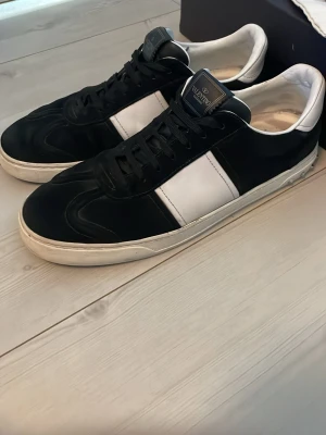 Svarta och vita sneakers från Valentino - Säljer dessa svarta Valentino flycrew i storlek 45 skick 8,5/10 allt og medkommer alltså två st dustbags lådan 4st kort och även extra snören nypris 8000kr mitt pris 3399kr                         Solklart 100% äkta 