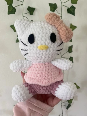 Virkad Hello Kitty - Handvirkat i mjukt polyester garn! Perfekt som gosedjur eller present!